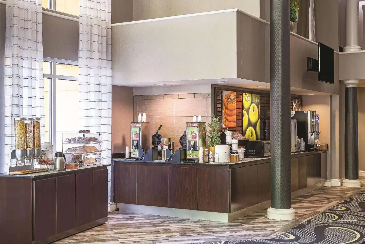 La Quinta Inn & Suites by Wyndham Univ Area Chapel Hill Lobby