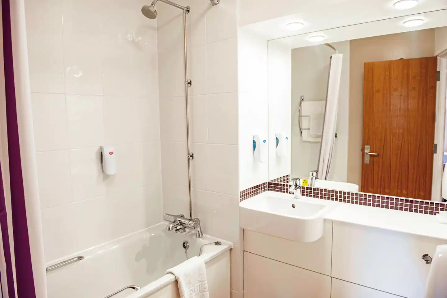 Premier Inn London Putney Bridge Hotel Badezimmer