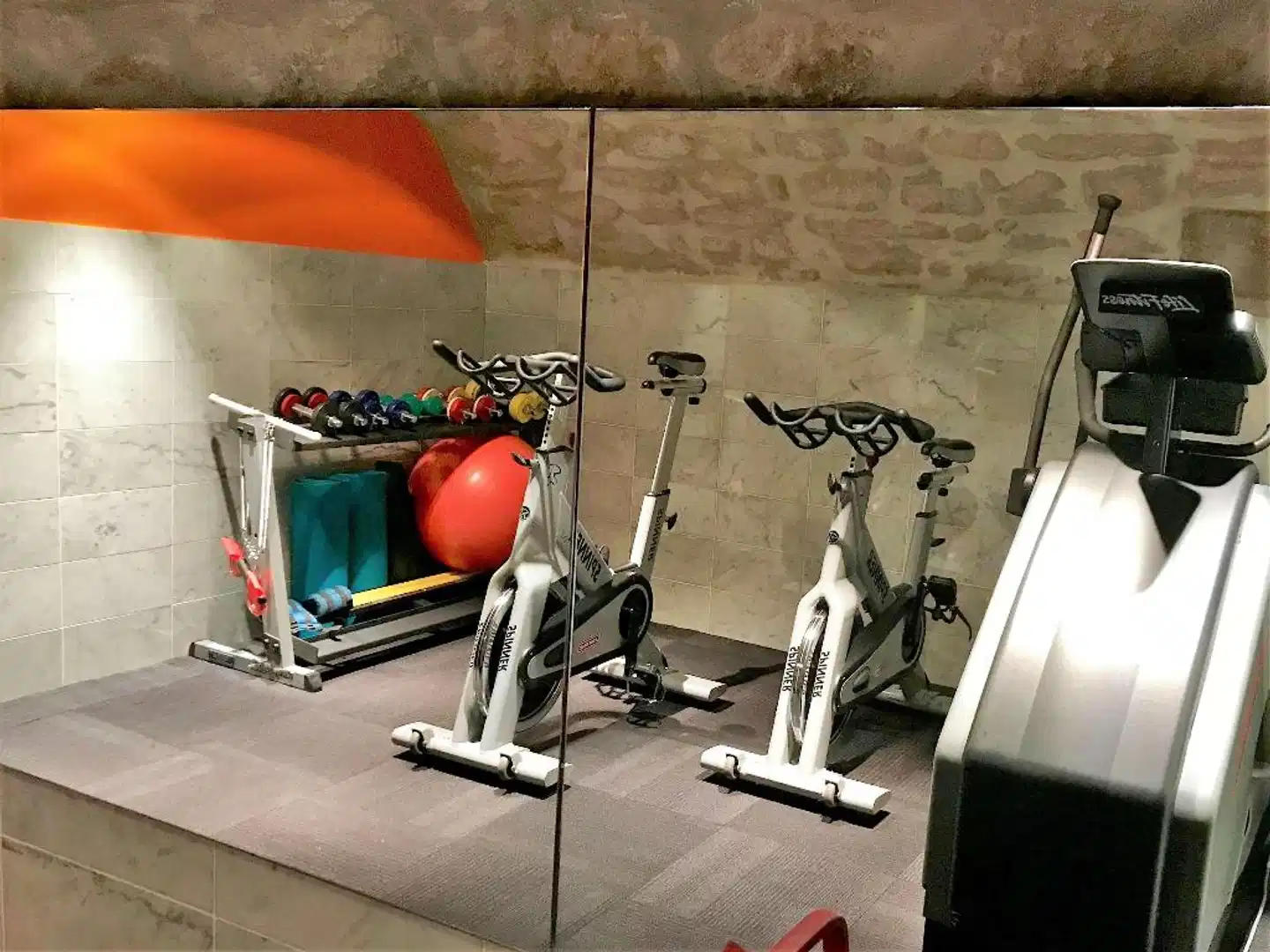 Golden Tulip Opera de Noailles Sport und Entertainment