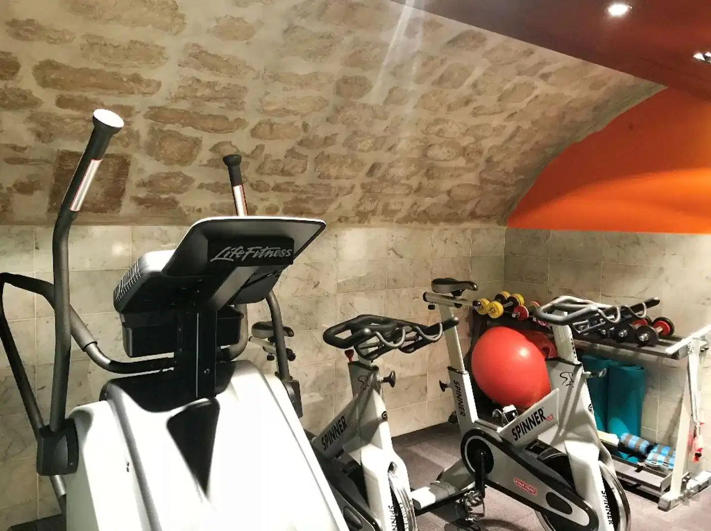 Golden Tulip Opera de Noailles Sport und Entertainment