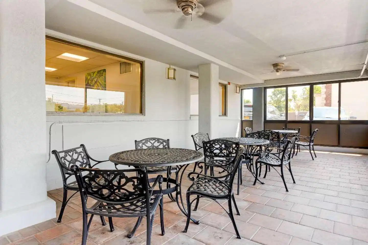 Econo Lodge Hicksville Bar