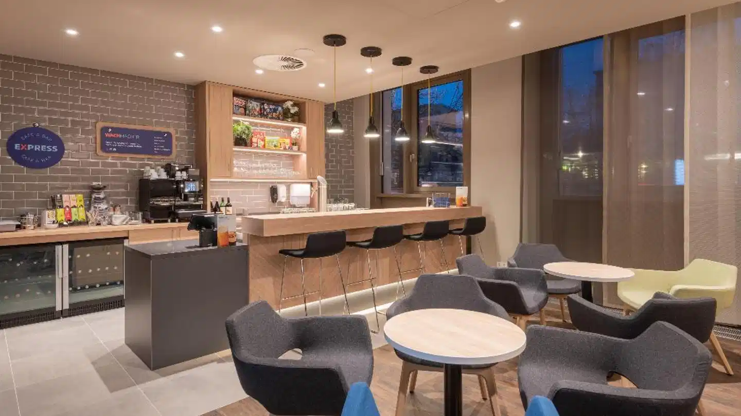 Holiday Inn Express & Suites Potsdam Bar