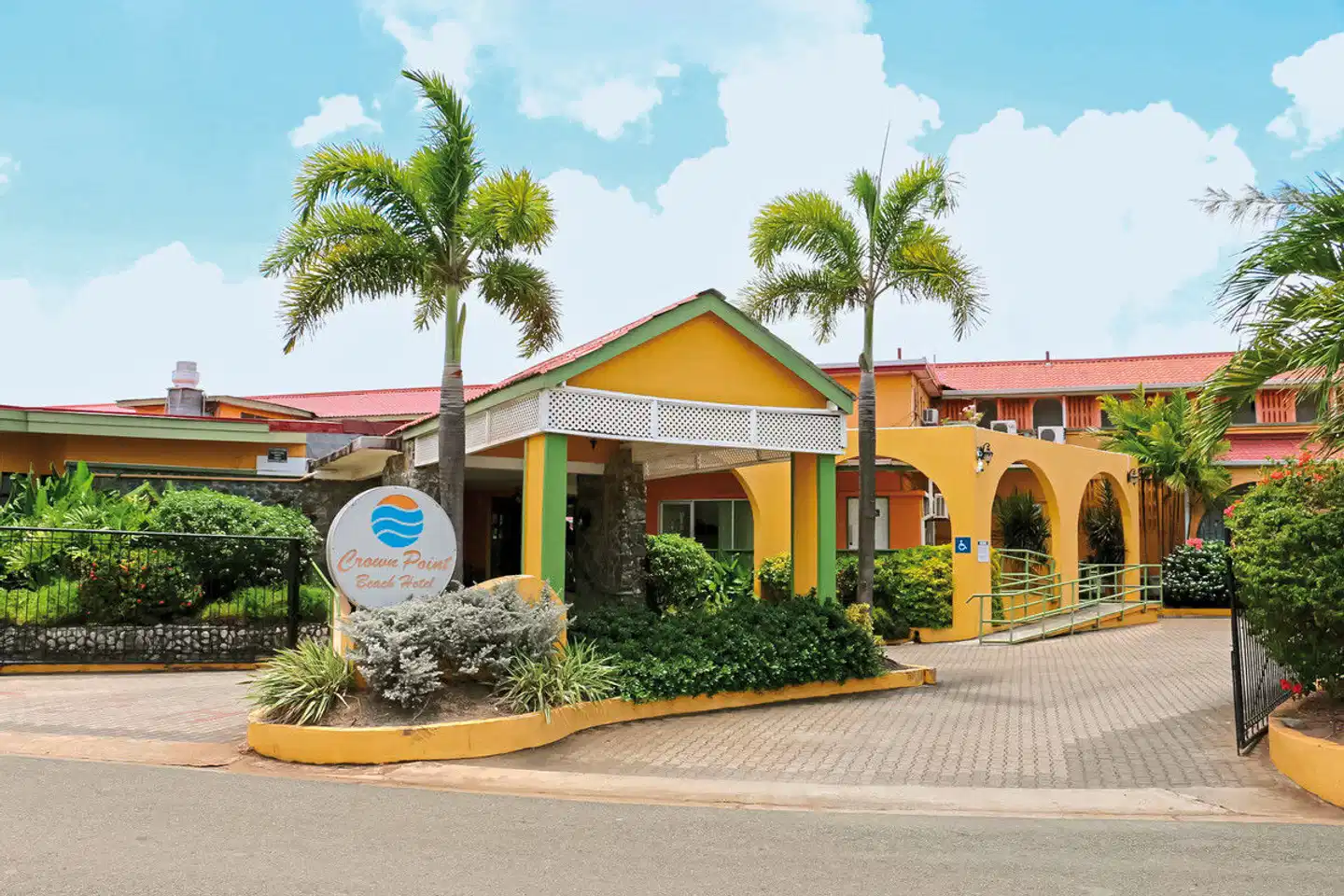 Crown Point Beach Hotel Aussenansicht