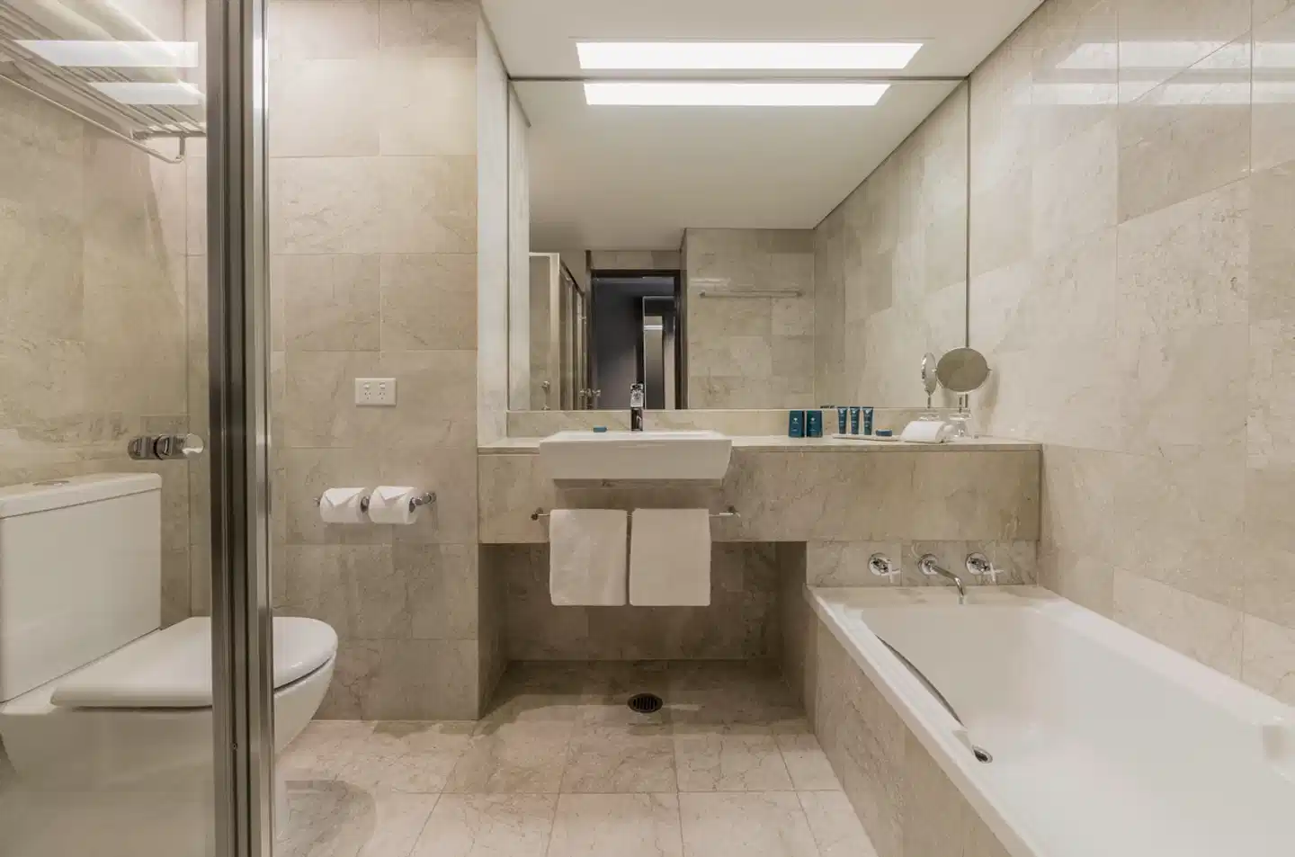 PARKROYAL Darling Harbour Badezimmer