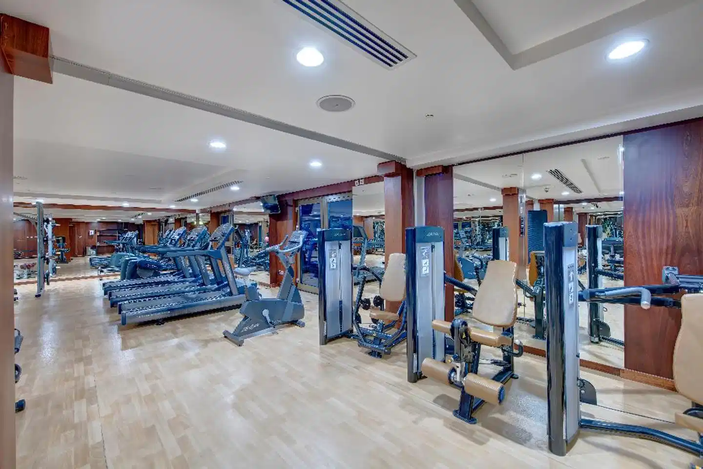 Metropolitan Hotel Dubai Sport und Entertainment