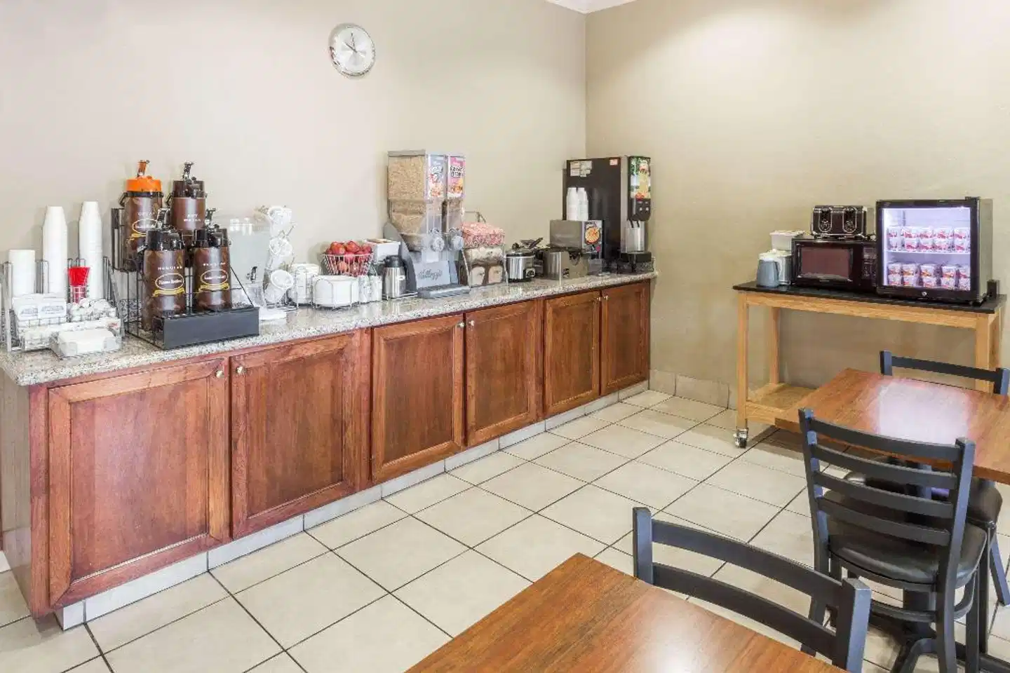 Super 8 by Wyndham Roseburg Bar