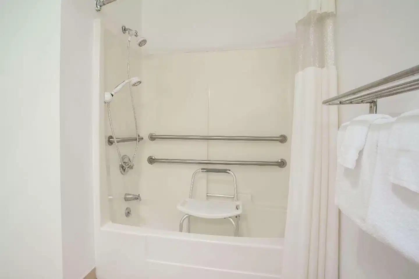 Travelodge by Wyndham Fort Bragg Badezimmer