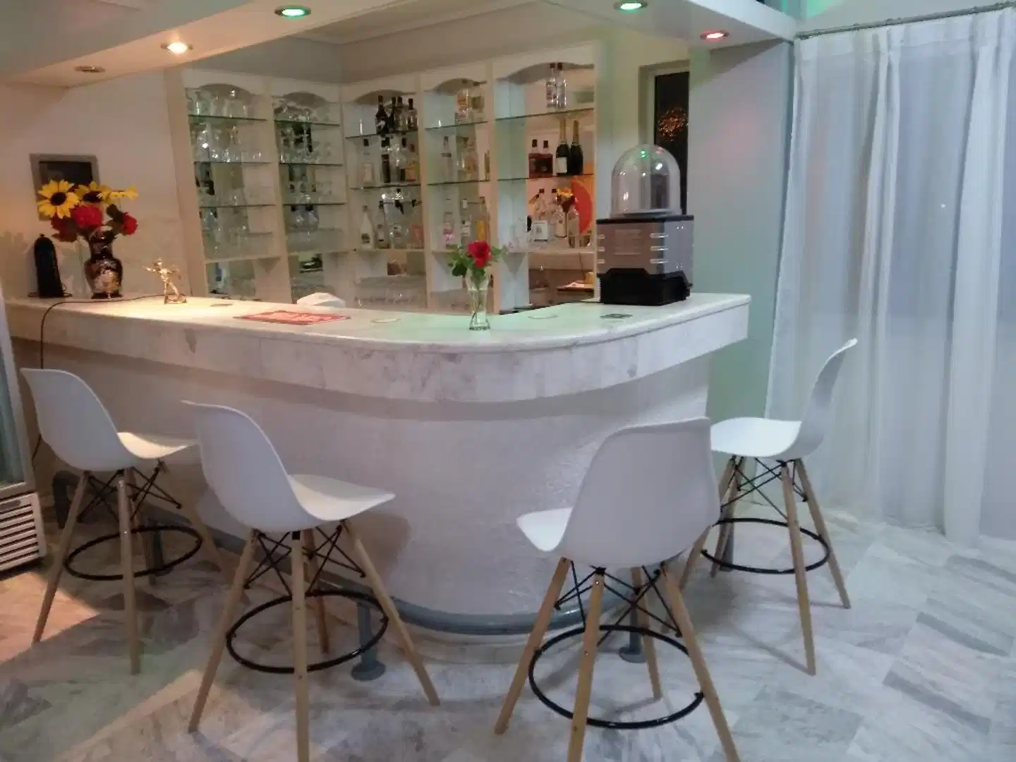 Leonidas Hotel & Studios Bar