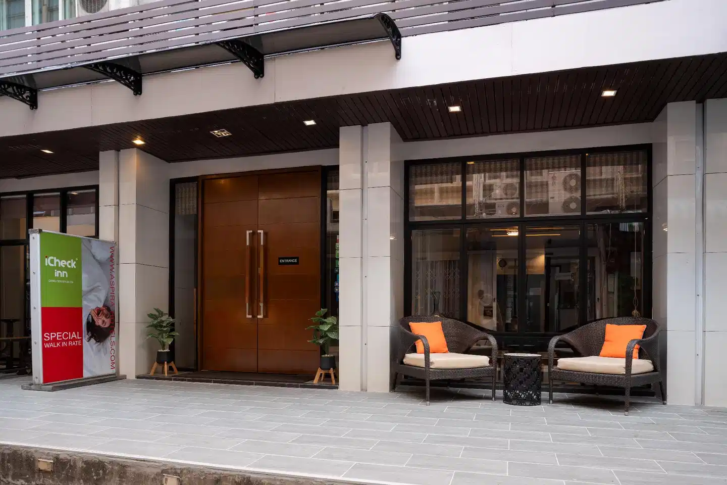 iCheck inn Silom Aussenansicht