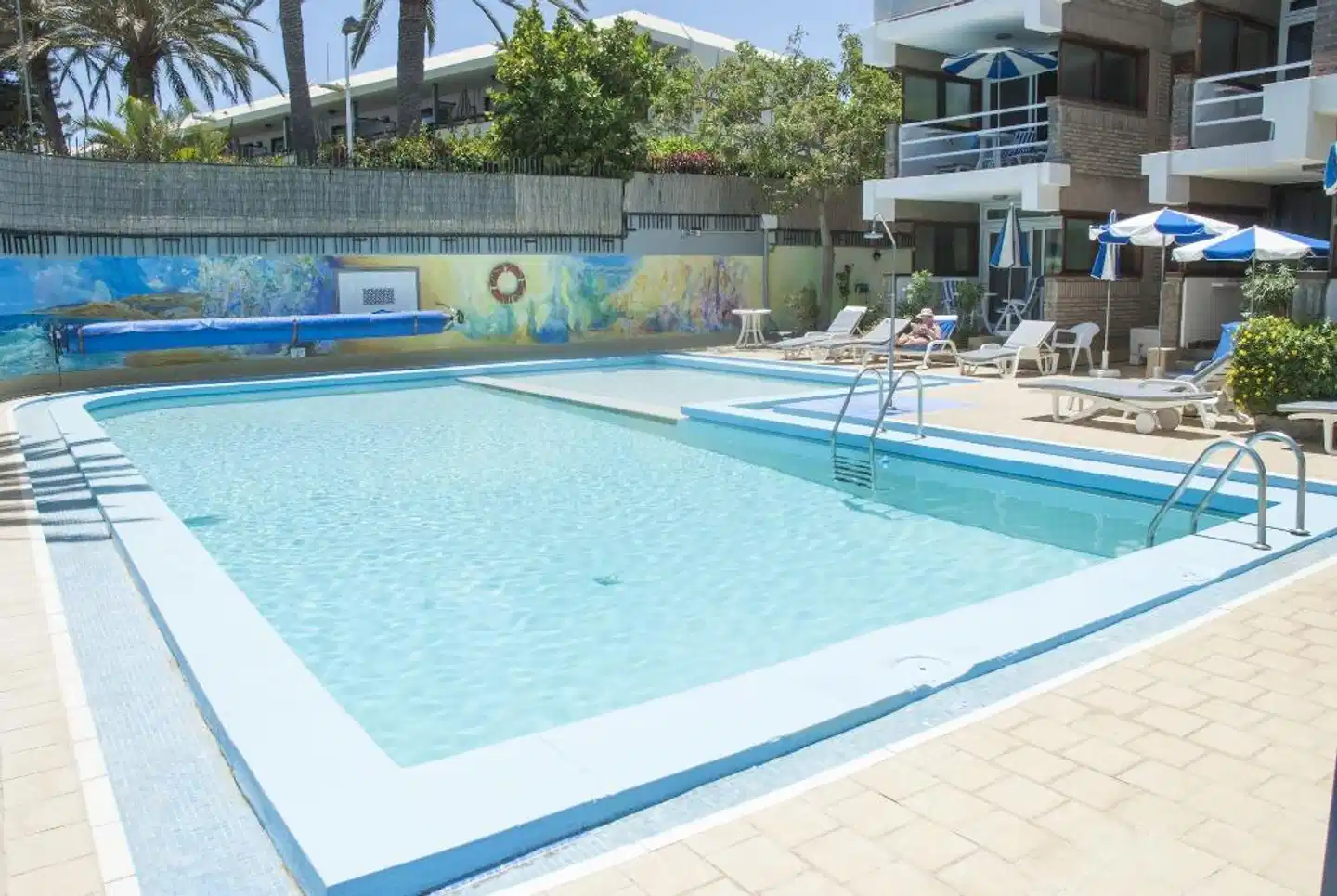 Apartamentos El Paseo Pool