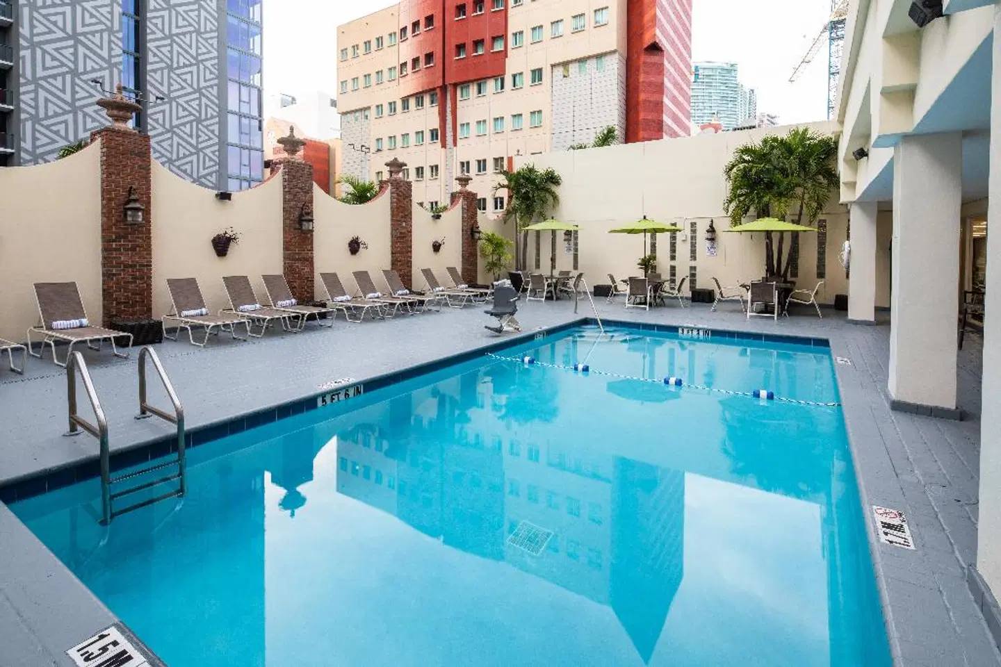 Holiday Inn Port of Miami-Downtown Pool