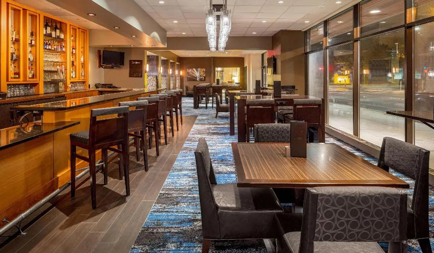 DoubleTree Suites by Hilton Minneapolis Bar