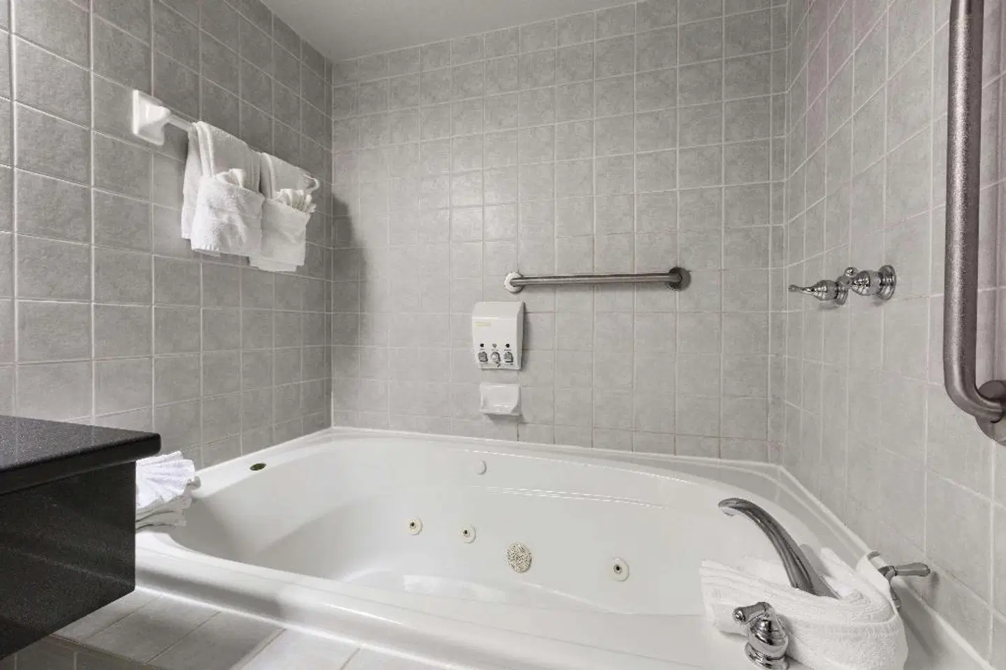 Days Inn by Wyndham Ottawa West Badezimmer