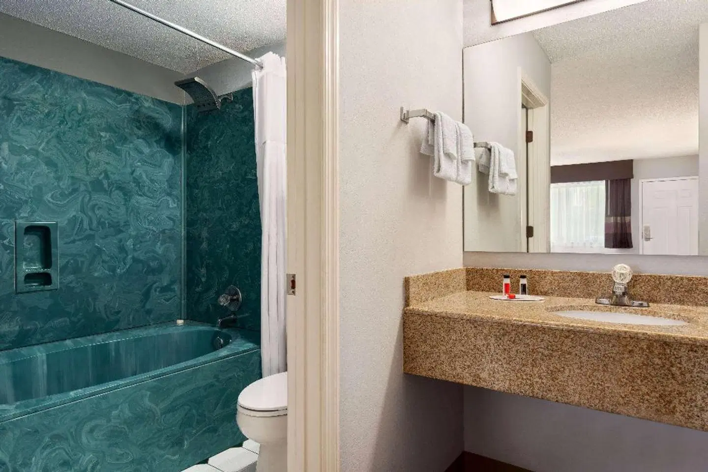 Days Inn by Wyndham Anderson Badezimmer