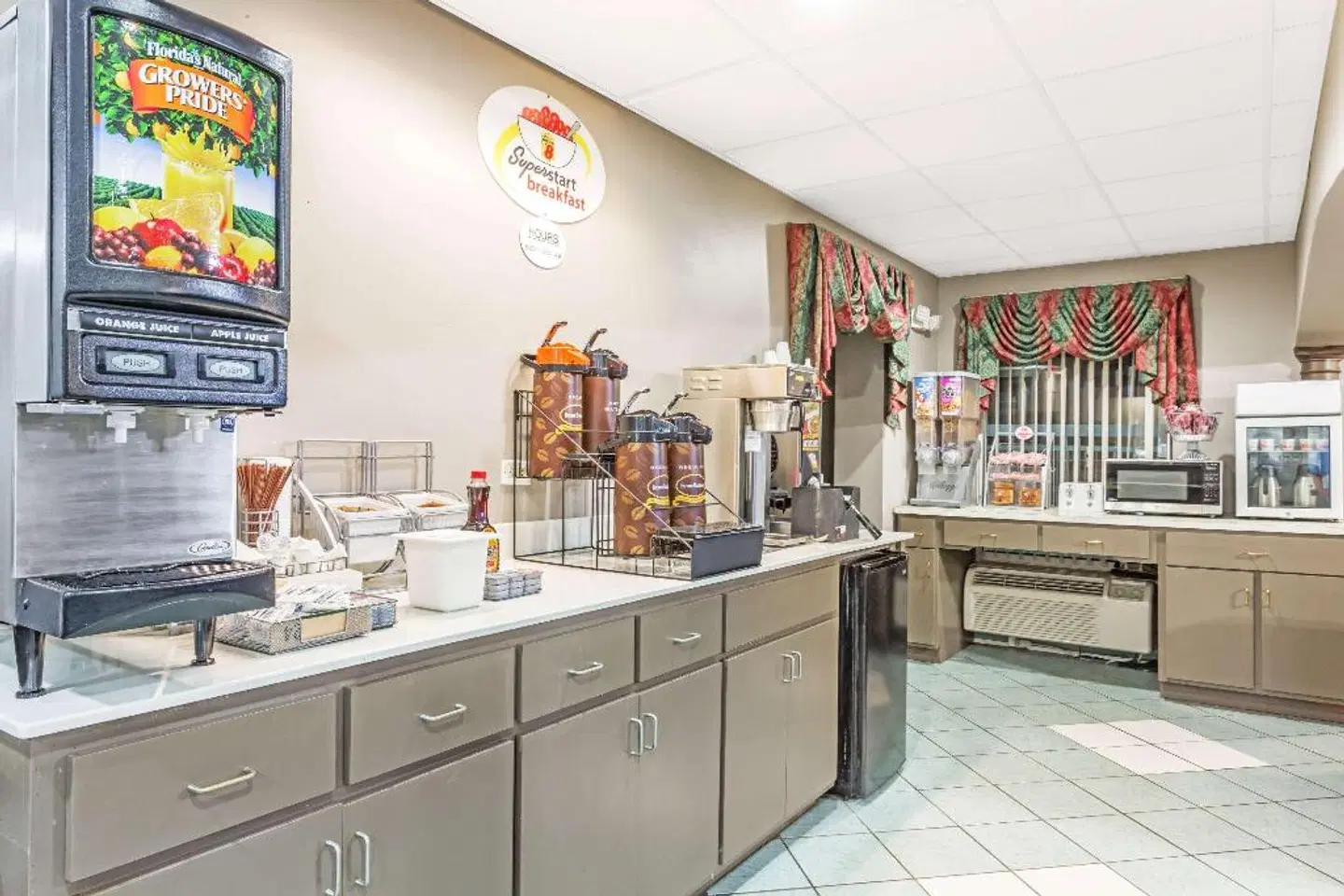 Super 8 by Wyndham Marianna Bar