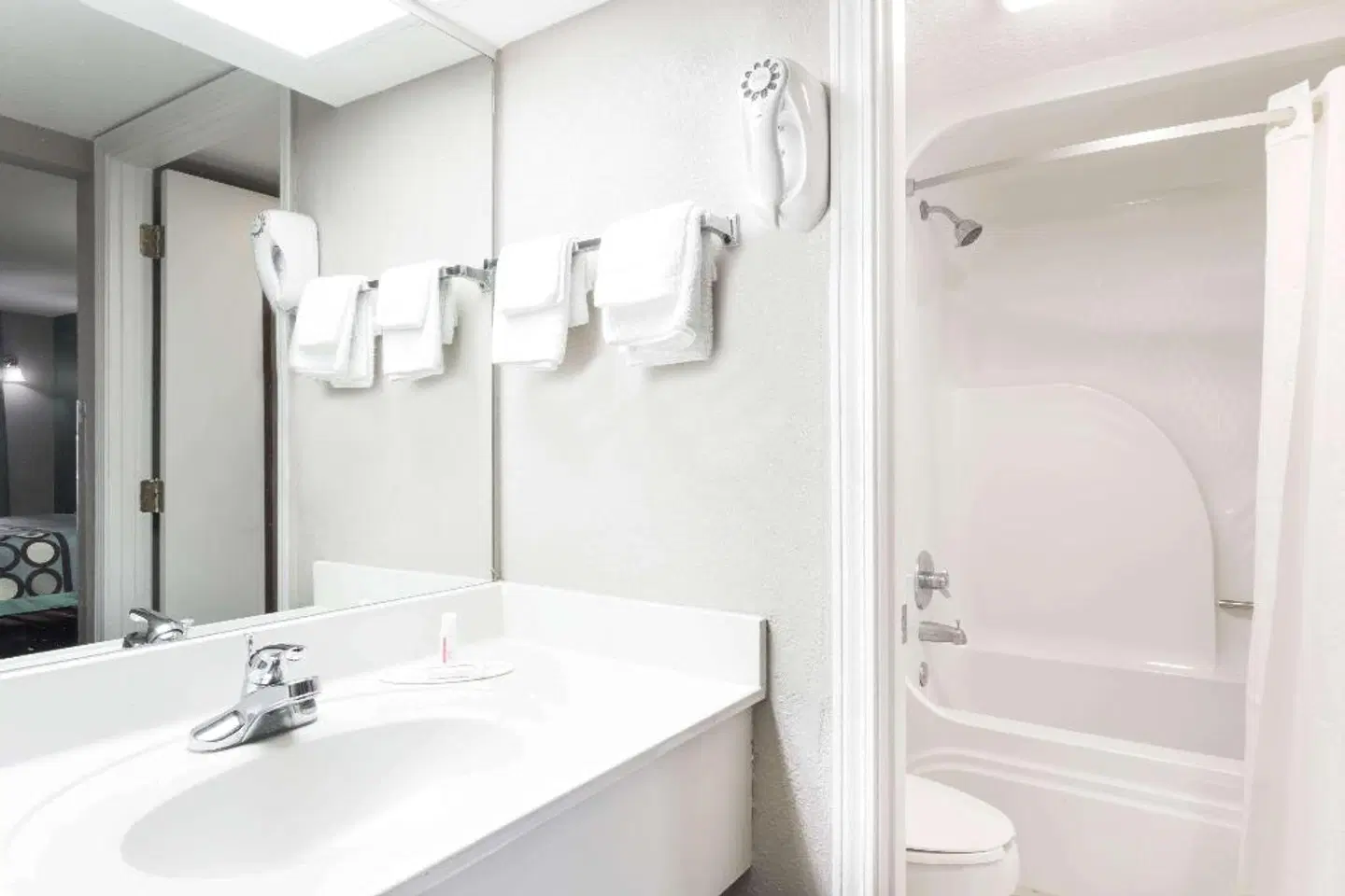 Super 8 by Wyndham Marianna Badezimmer