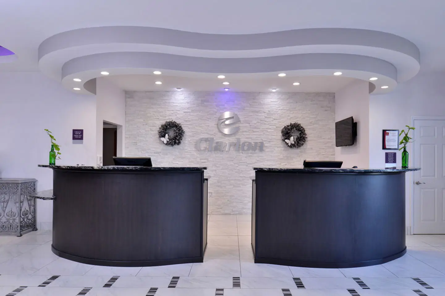 Clarion Inn & Suites Across From Universal Orlando Resort Lobby