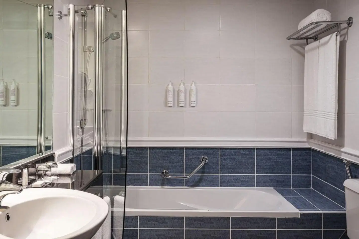 Dubai Marriott Harbour Hotel & Suites Badezimmer