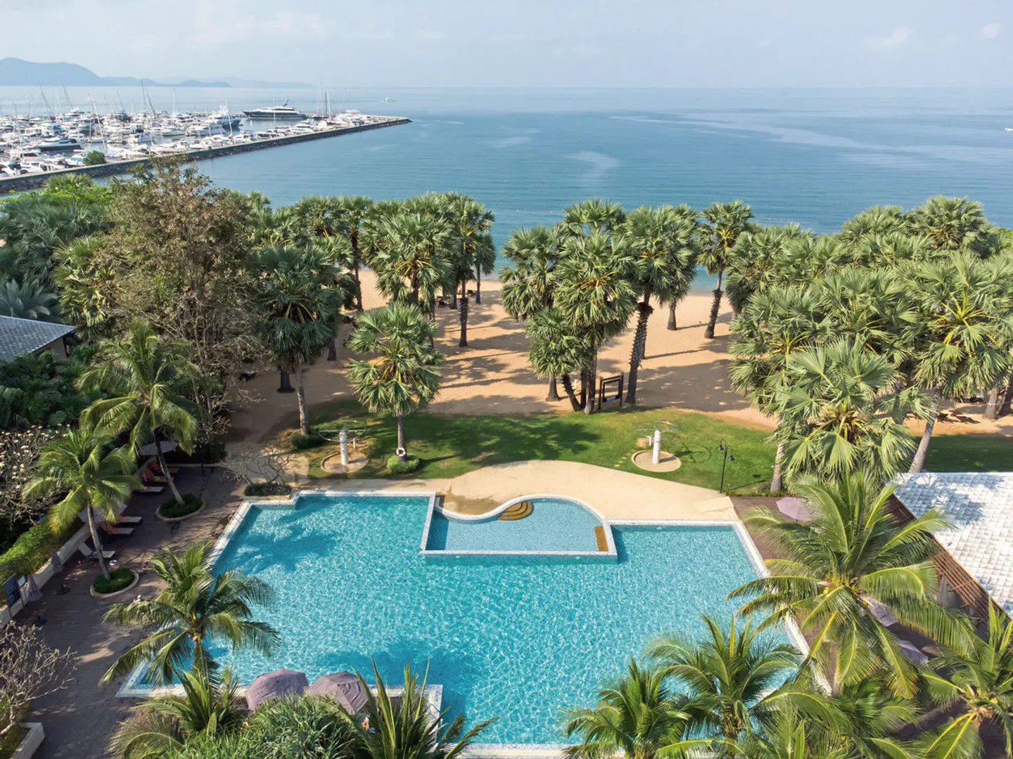 Ravindra Beach Resort & Spa Pool