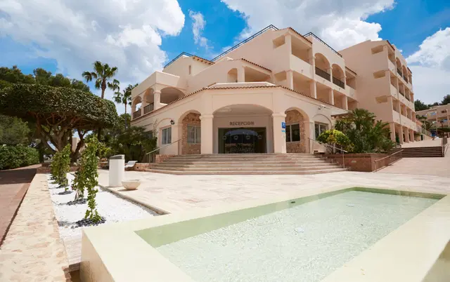 Invisa Cala Blanca Aussenansicht