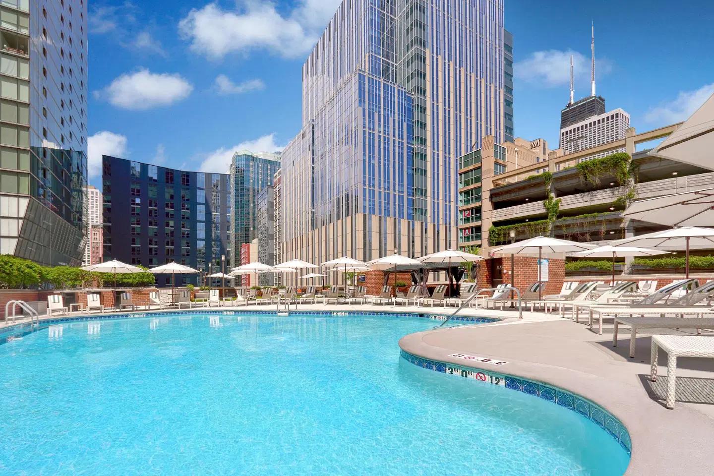DoubleTree by Hilton Hotel Chicago - Magnificent Mile Pool