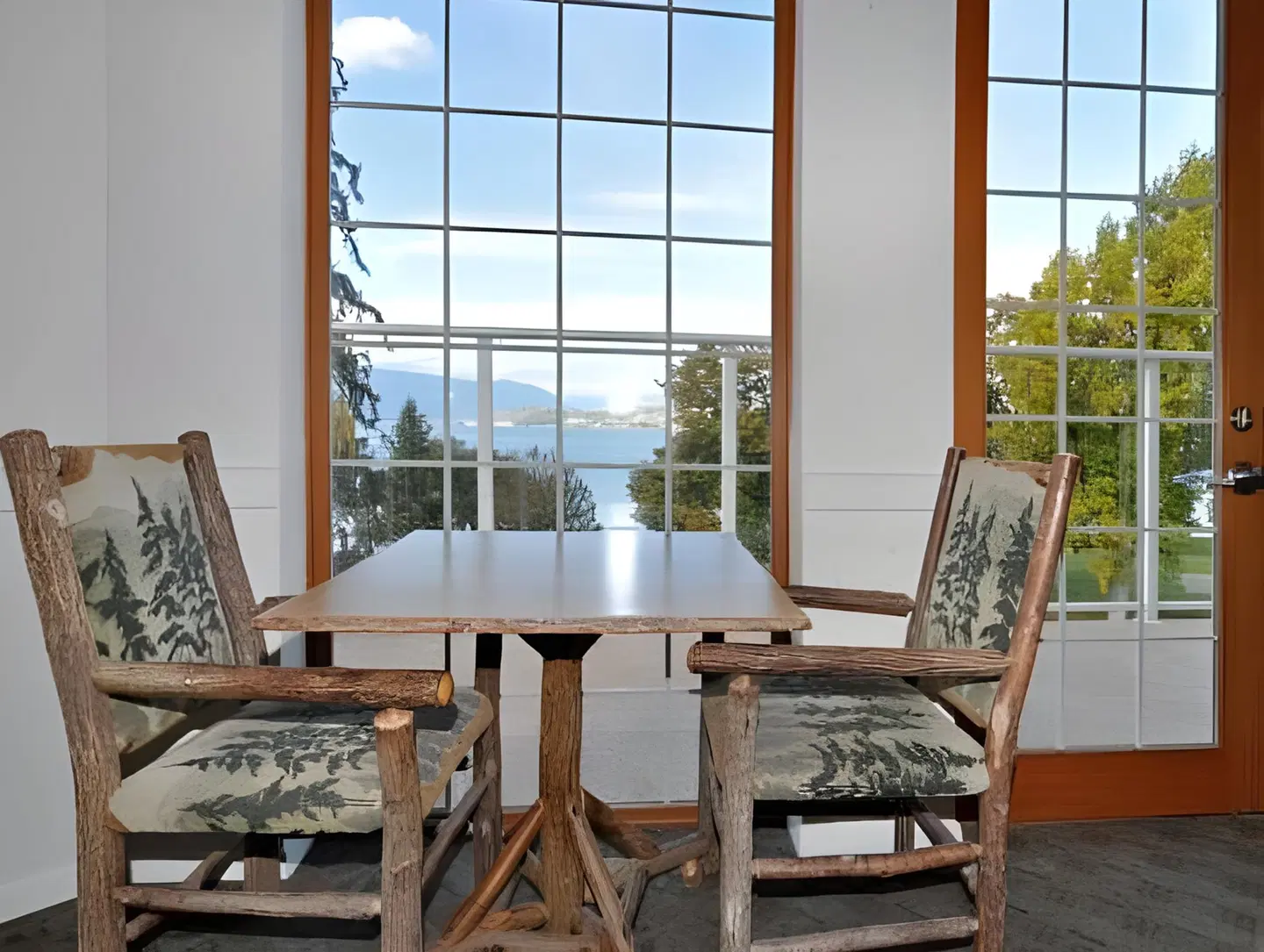 Lakeside Lodge and Suites Lobby