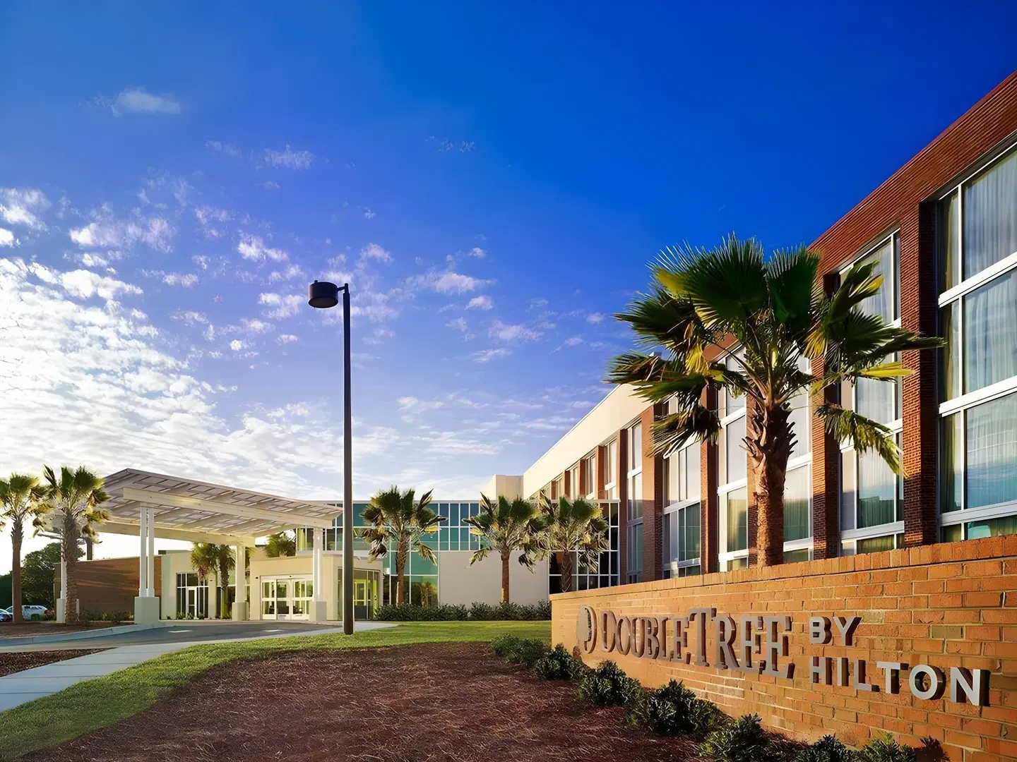 DoubleTree by Hilton Hotel and Suites Charleston Airport Aussenansicht