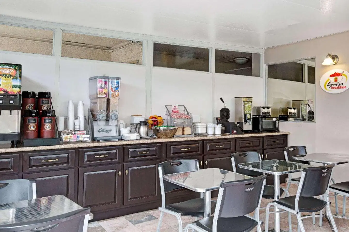 Super 8 by Wyndham Los Angeles-Culver City Area Bar