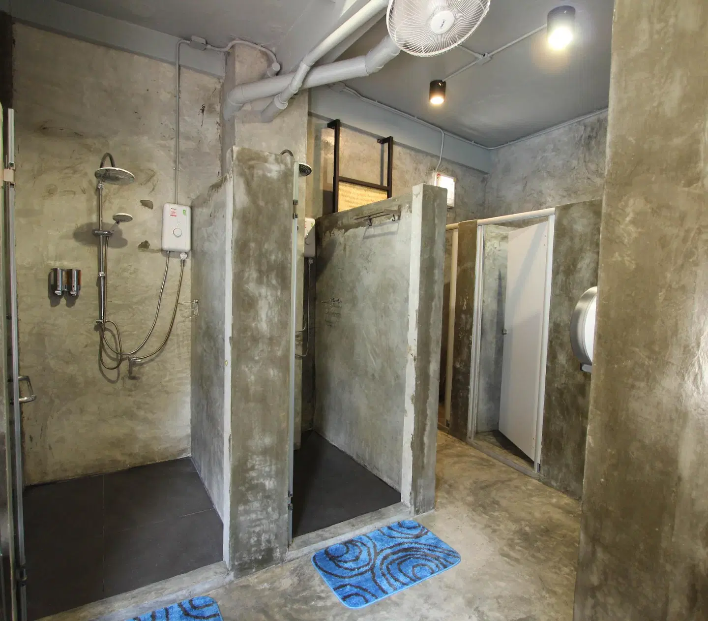 Thong Lo Travellers Hostel and Café Badezimmer