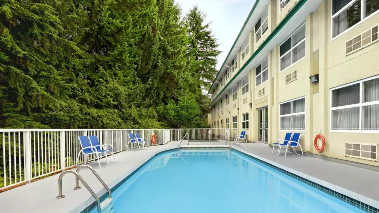 Four Points by Sheraton Surrey OUTDOOR_POOL