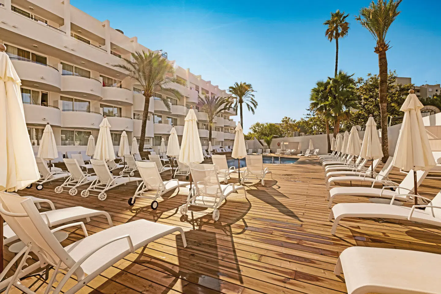 Palmanova Beach by THR Terrasse