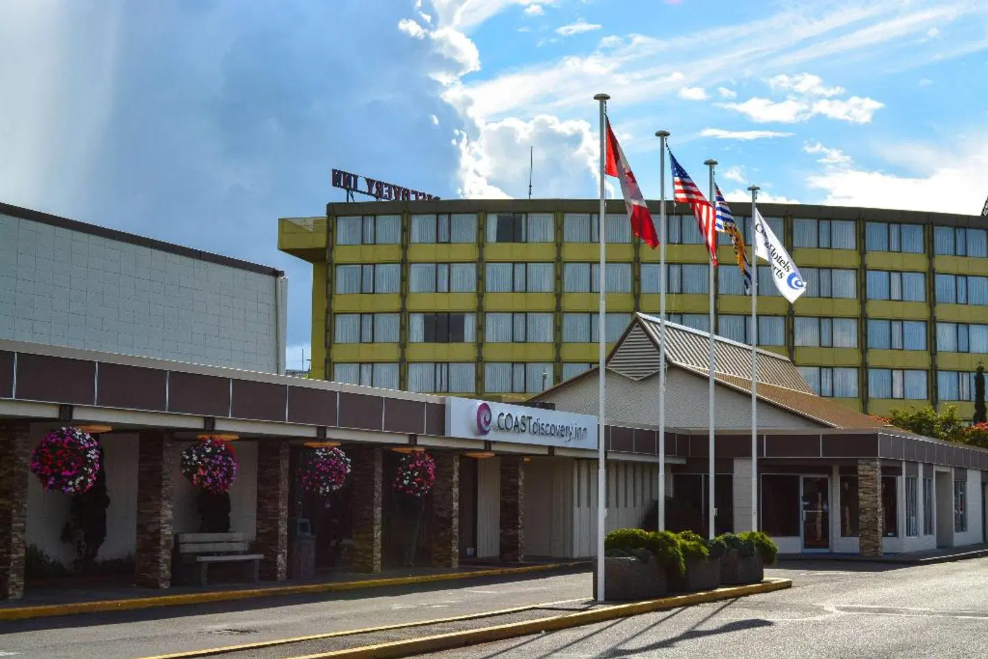 Coast Discovery Inn EXTERIOR