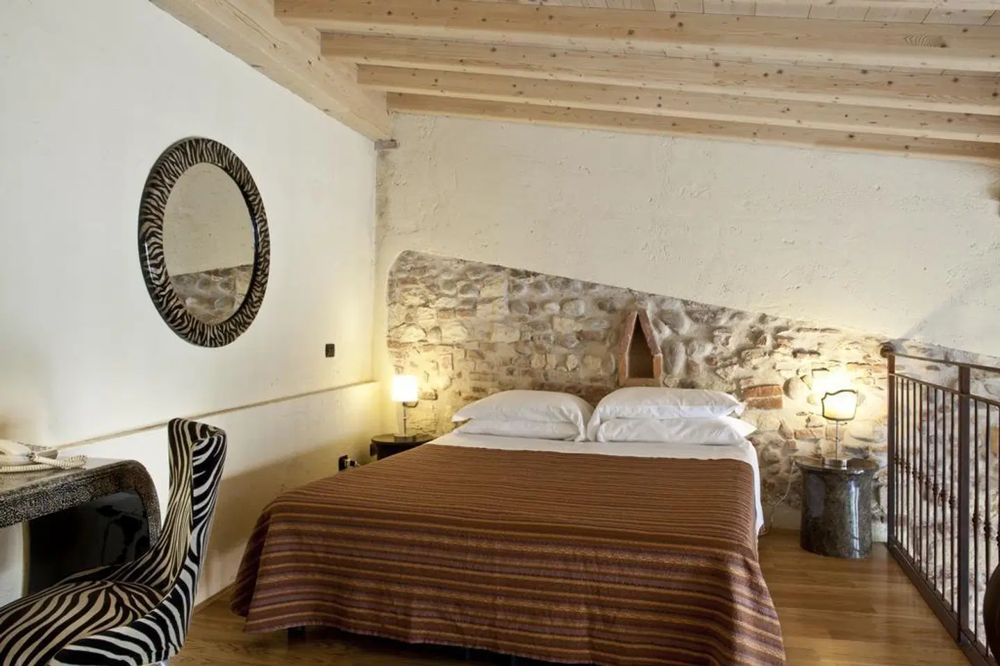 Scalzi ROOM_EXAMPLE
