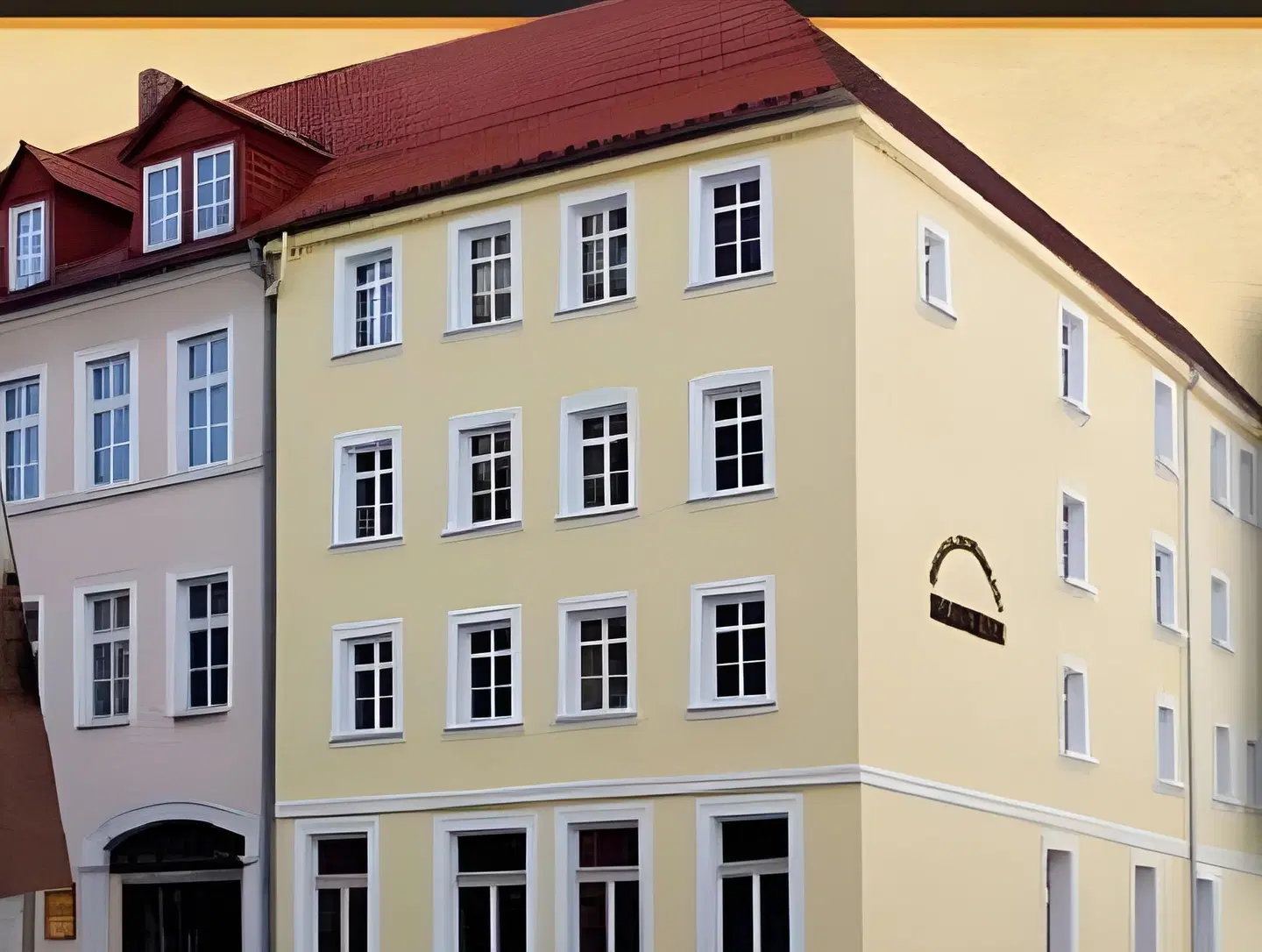 Maximilian EXTERIOR