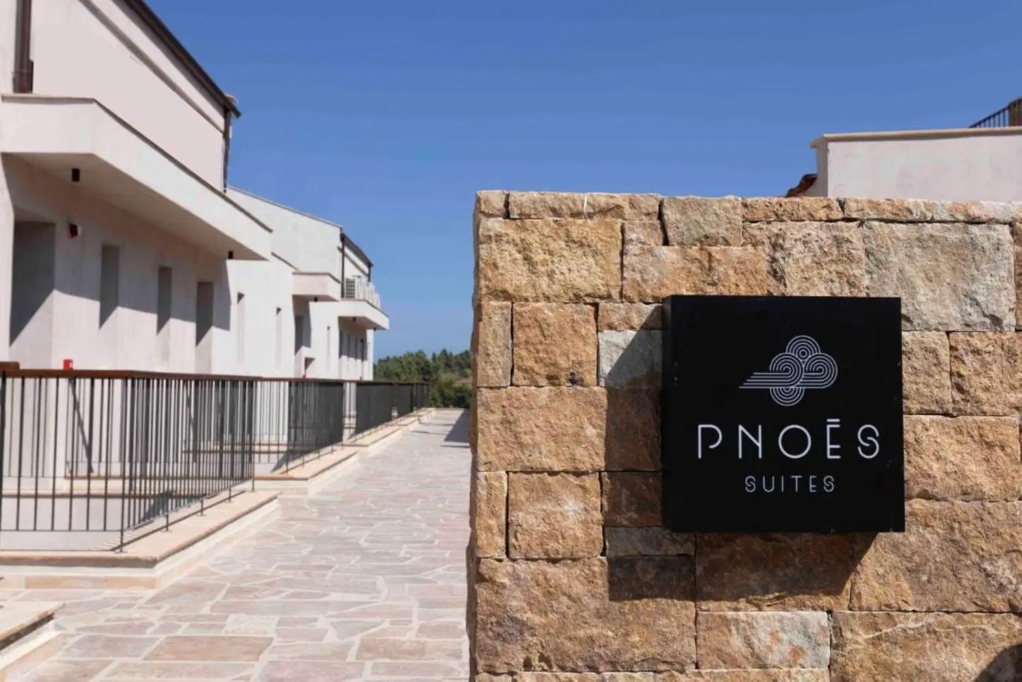 Pnoes Luxury Suites EXTERIOR