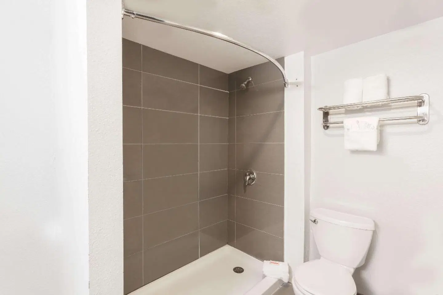 Howard Johnson by Wyndham San Diego Hotel Circle Badezimmer
