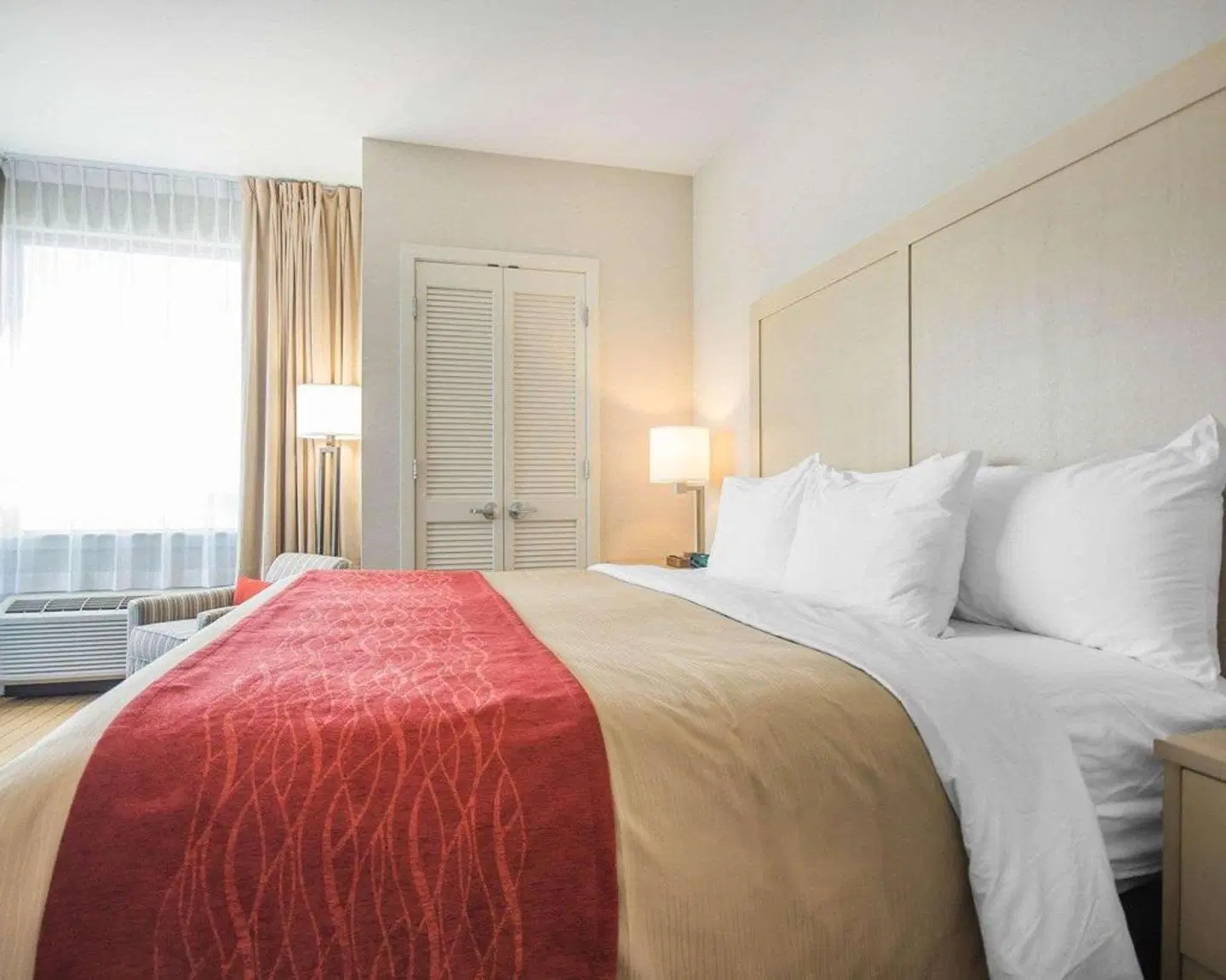 Comfort Inn & Suites ROOM_EXAMPLE