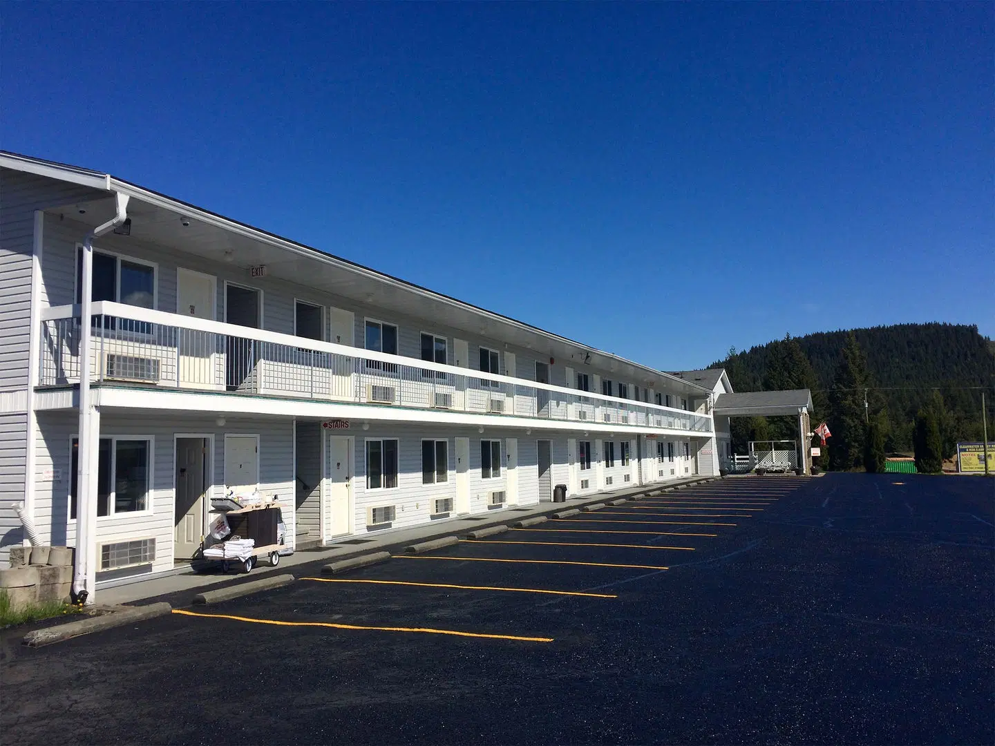 Super 8 by Wyndham Clearwater BC EXTERIOR