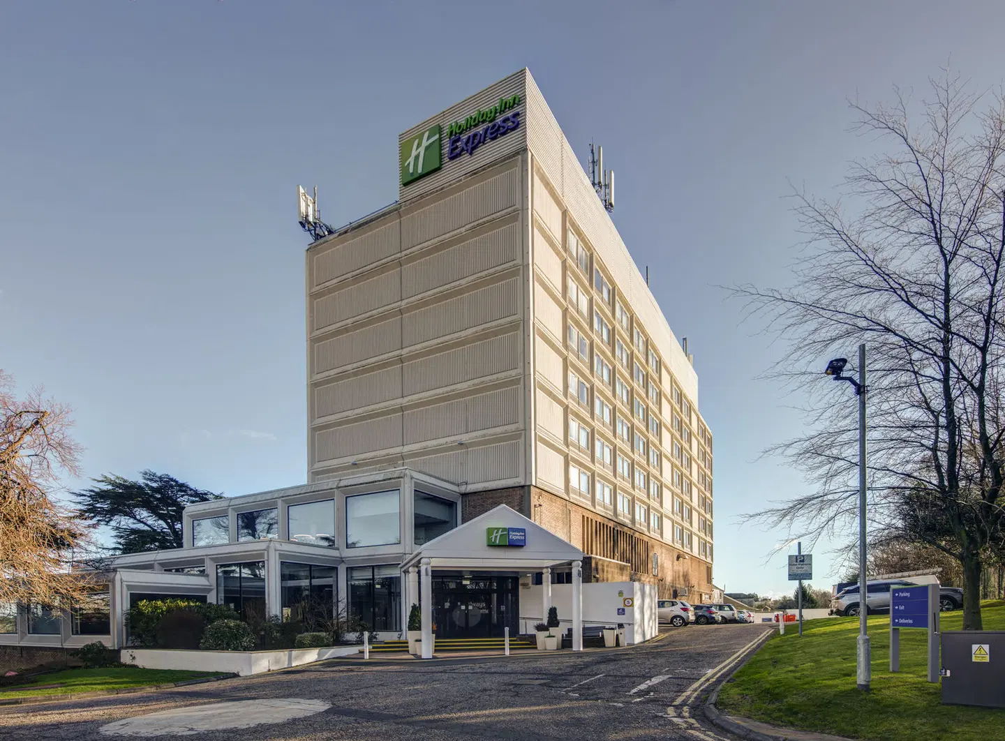Holiday Inn Edinburgh City West EXTERIOR