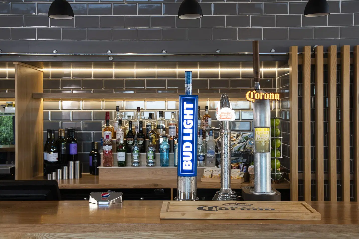 Holiday Inn Edinburgh City West Bar