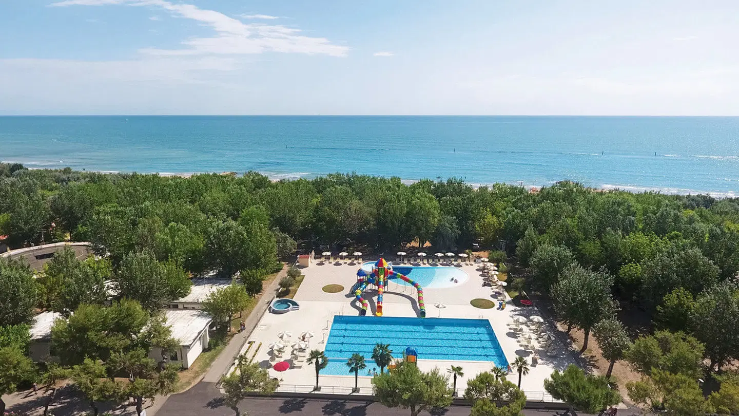 Stork Family Collection OUTDOOR_POOL