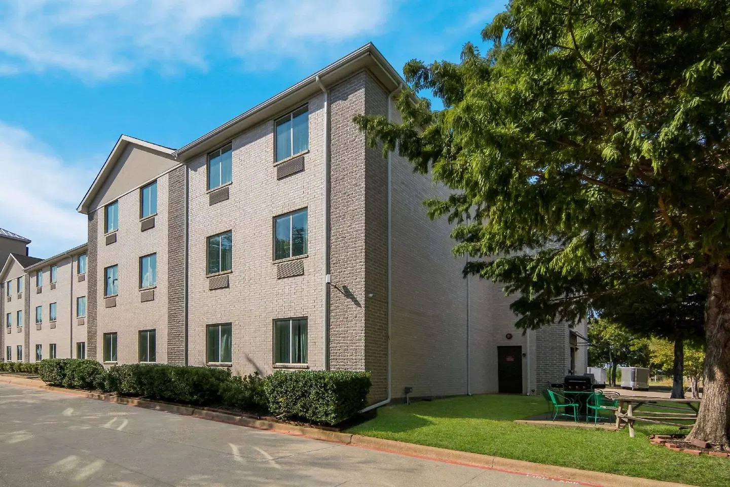 Quality Inn & Suites Roanoke - Fort Worth North EXTERIOR