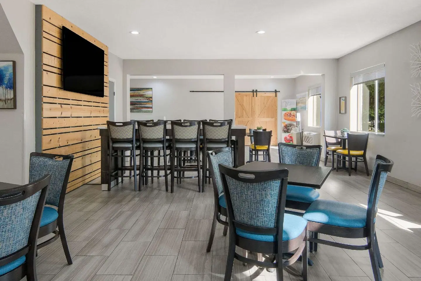 Quality Inn & Suites Roanoke - Fort Worth North Bar