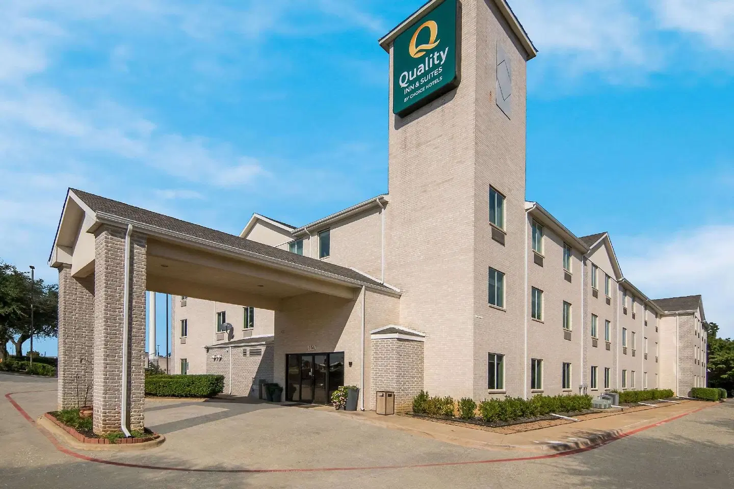 Quality Inn & Suites Roanoke - Fort Worth North EXTERIOR