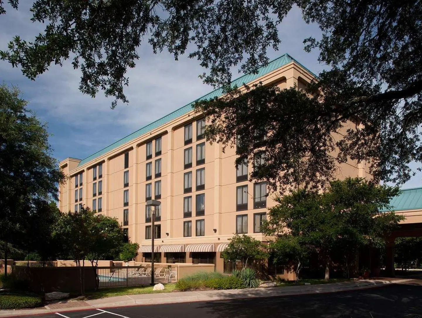 Hampton Inn Austin-NW/Arboretum EXTERIOR