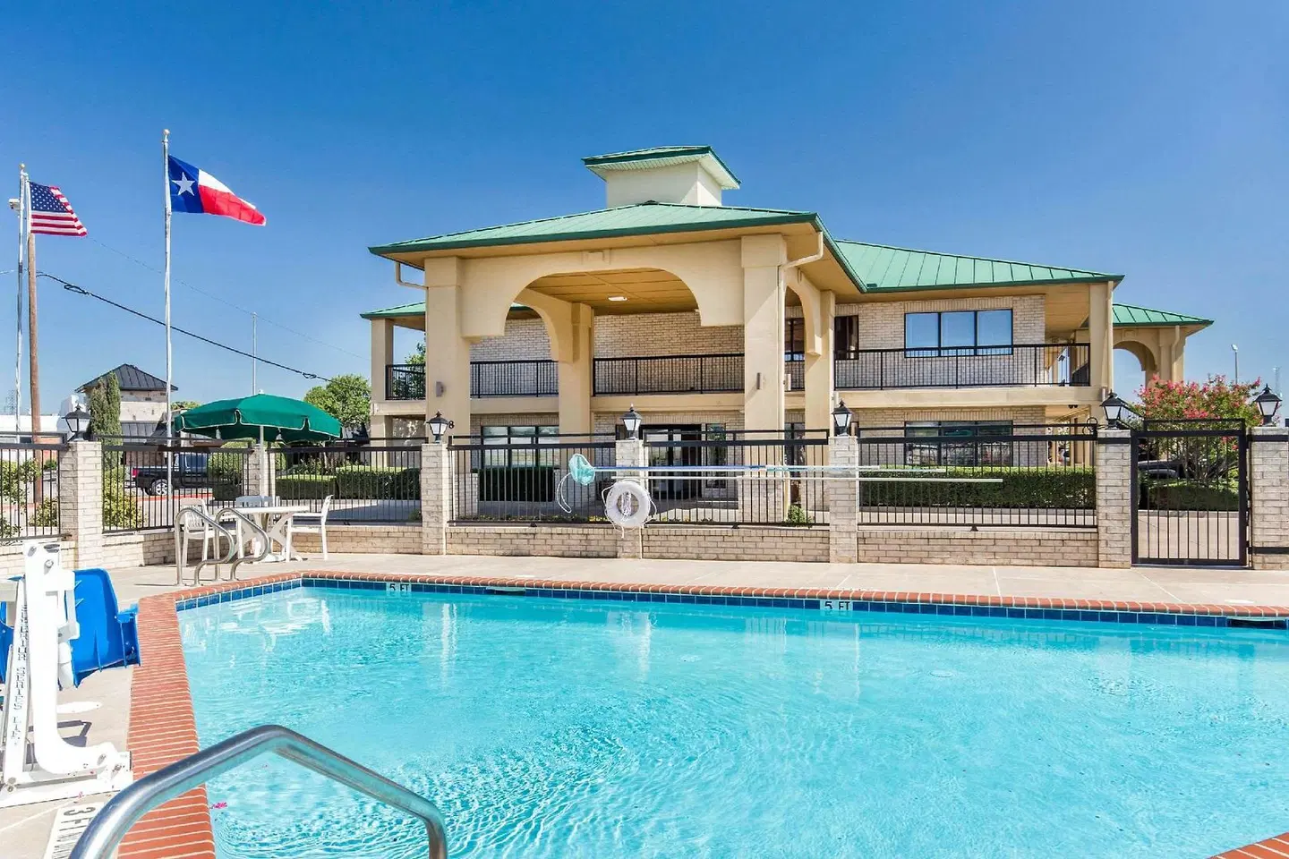 Quality Inn OUTDOOR_POOL