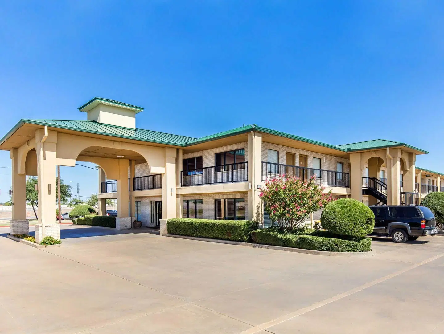 Quality Inn EXTERIOR