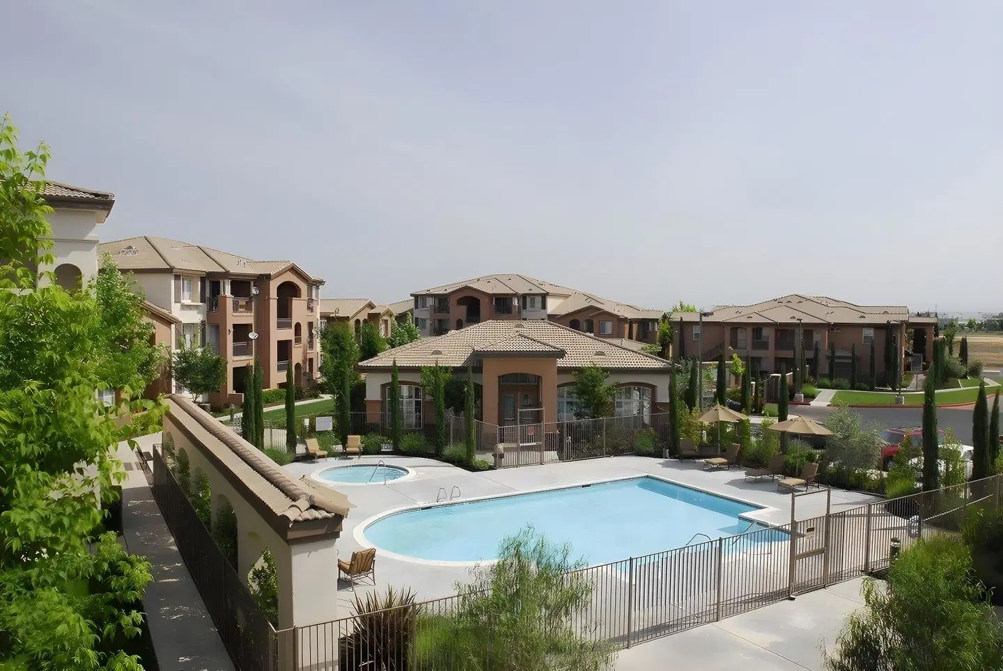 Sacramento Guest Services OUTDOOR_POOL