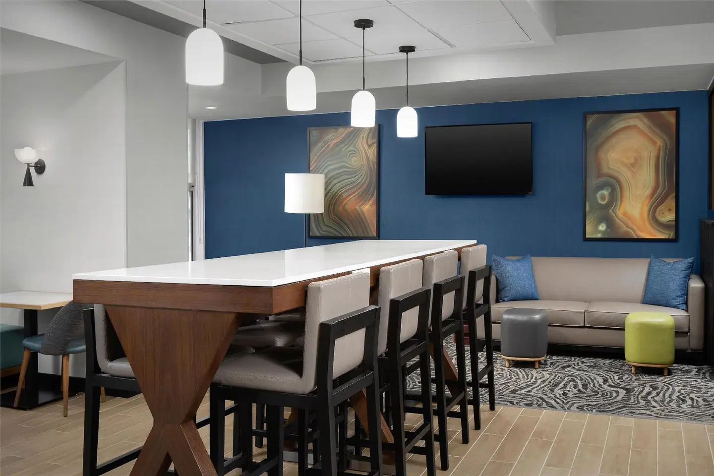 Hampton Inn Butte Bar