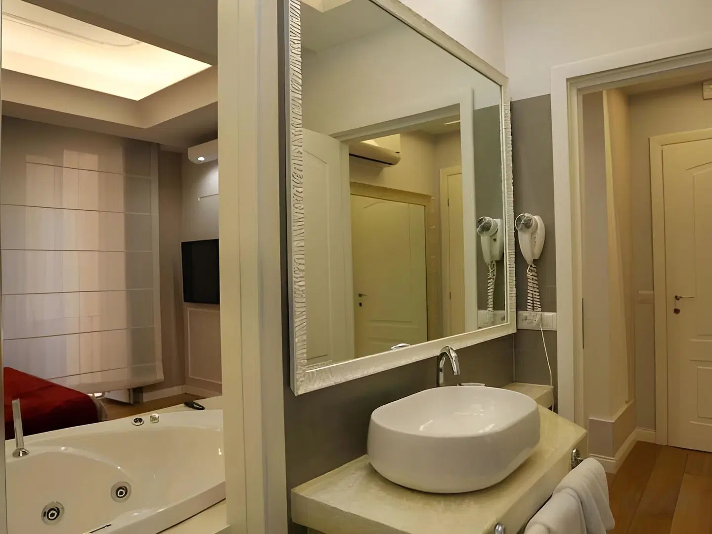 Luxury on the River Badezimmer